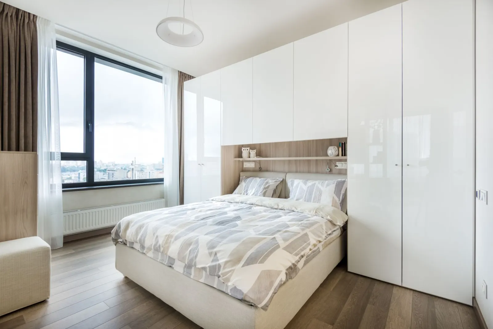 Beyaz gömme dolaplı, ahşap başlıklı modern yatak odası