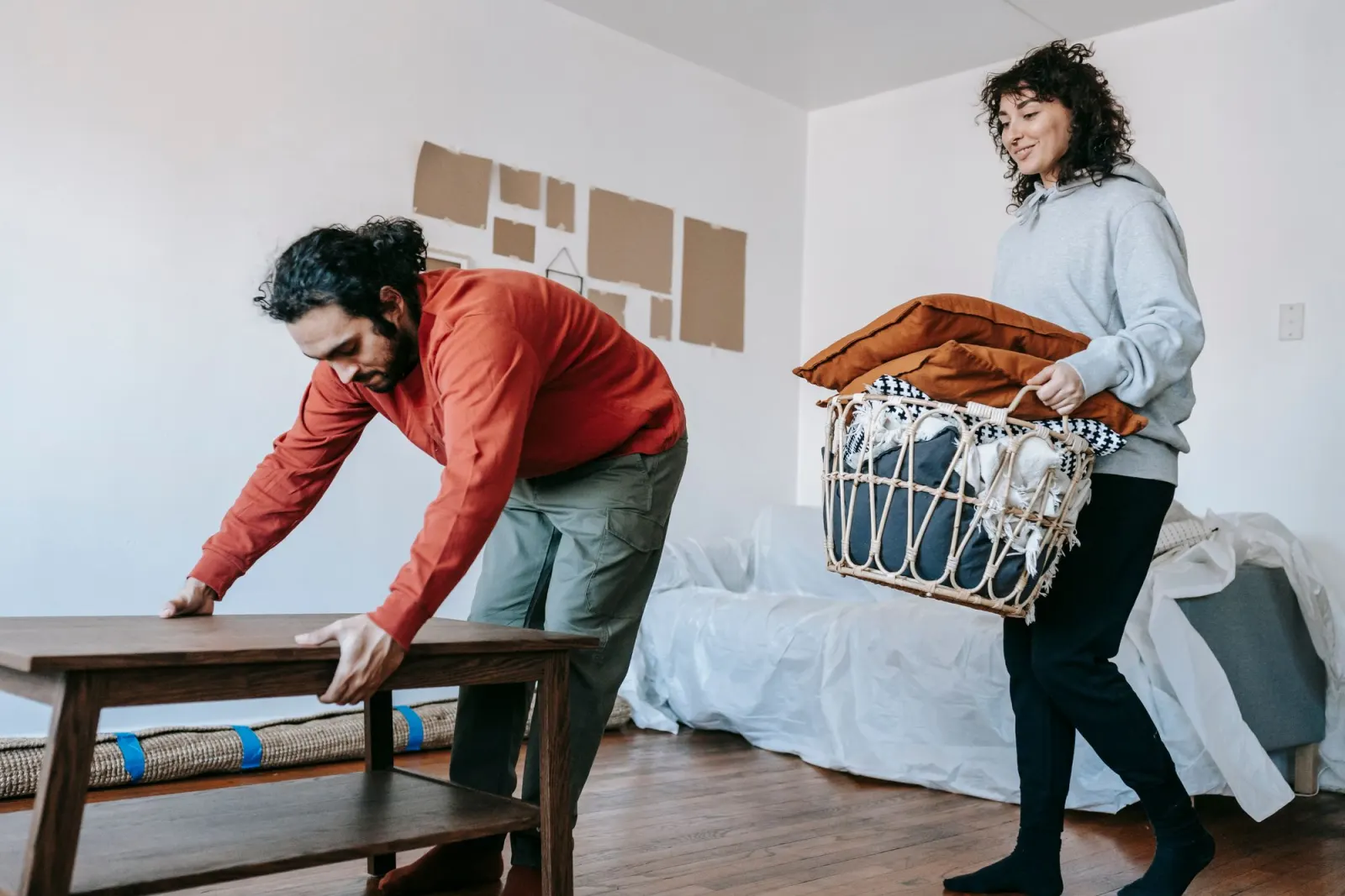Taşınma için mobilyaları toplayan ve masayı taşıyan çift